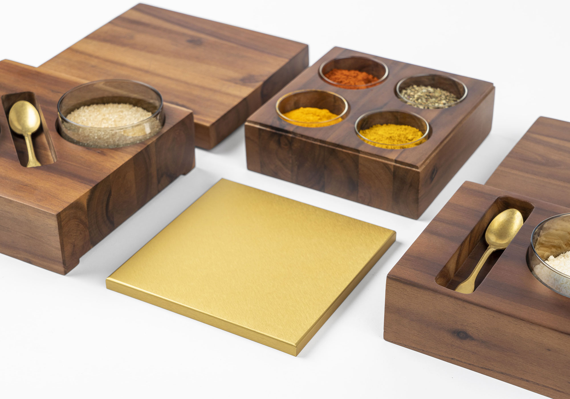 contenitore in legno con coperchio in ottone yellow box kn industrie