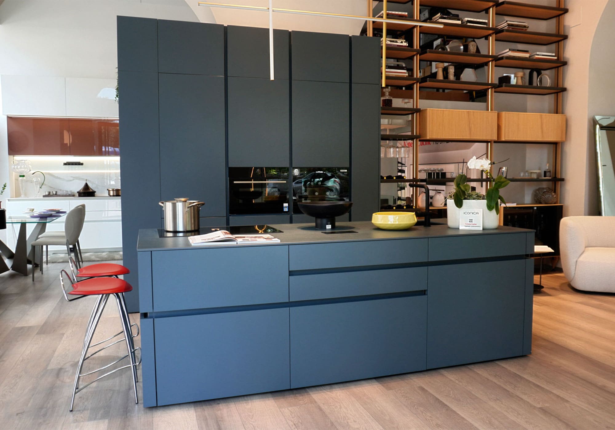 Cucina con isola in laccato denim soft Iconica Veneta Cucine