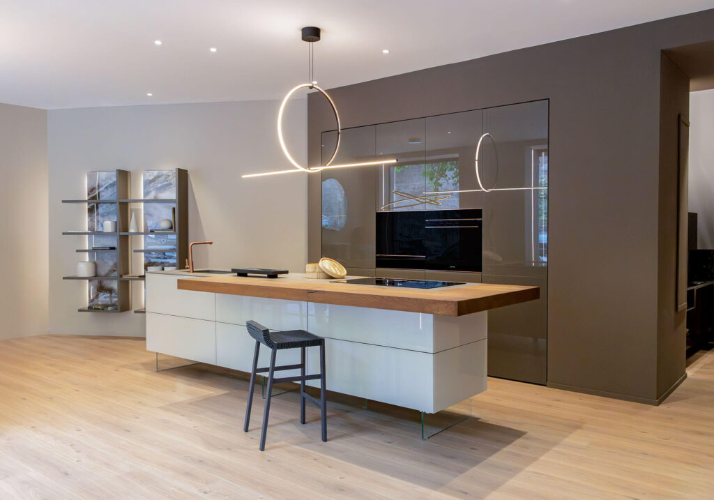 cucina con isola in vetro bianco e wildwood 36e8 libreria sospesa Pentagram LAGO Store Roma Marmorata cucina con isola in vetro bianco e wildwood 36e8 libreria sospesa Pentagram LAGO Store Roma Marmorata