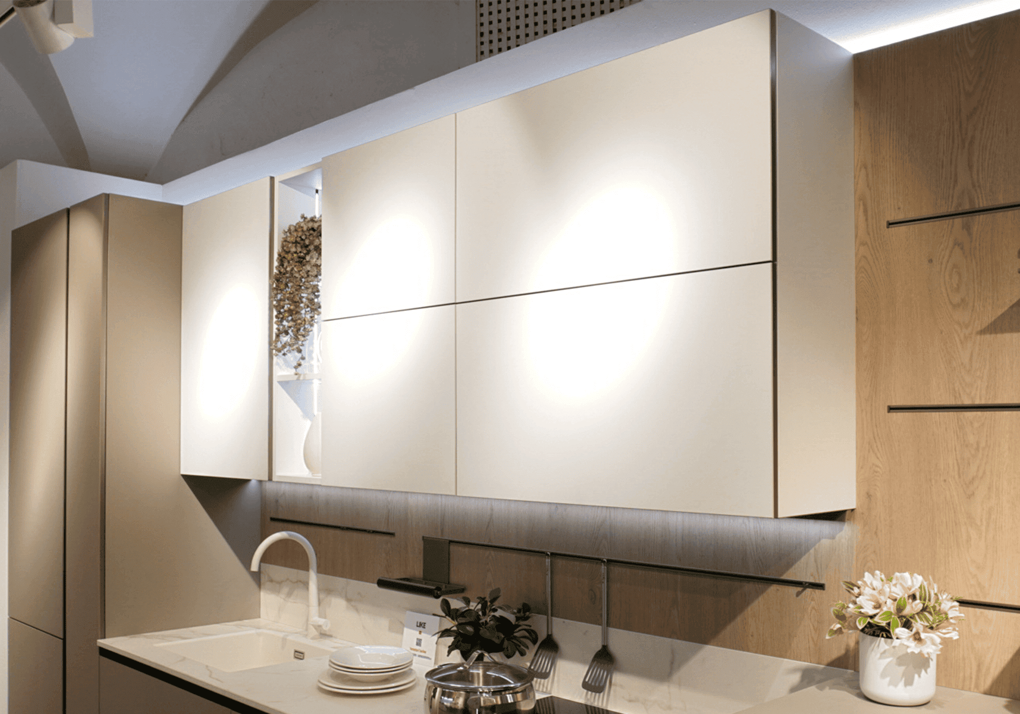 cucina lineare in laccato con sistema groove Like J Veneta Cucine
