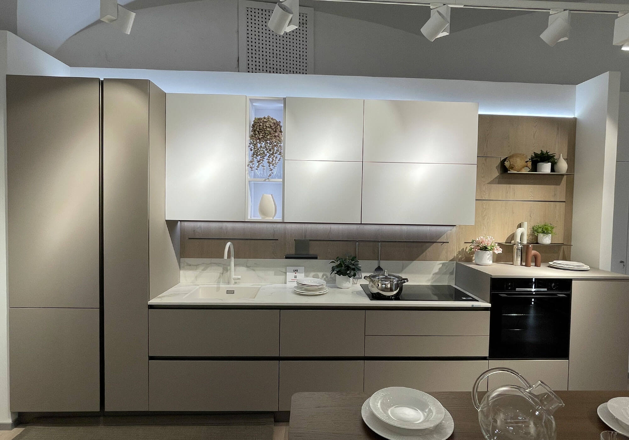 cucina lineare in laccato con sistema groove Like J Veneta Cucine